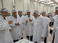Gıda Tarım Hayvancılık Bakanı Dr. Ahmet Eşref Fakıbaba süt üretimi konusunda bilgi alıyor. 