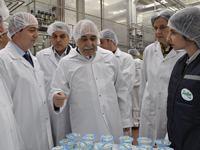 Gıda Tarım Hayvancılık Bakanı Dr. Ahmet Eşref Fakıbaba Ayran yapımı ve ambalajlama konusunda bilgi alıyor. 