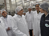 Gıda Tarım Hayvancılık Bakanı Dr. Ahmet Eşref Fakıbaba, Pınar Süt Şanlıurfa Fabrikası çalışanı ile görüşürken 