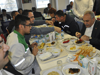 Gıda Tarım Hayvancılık Bakanı Dr. Ahmet Eşref Fakıbaba Pınar Süt Şanlıurfa Fabrika çalışanları ile yemekte