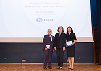 Yaşar Birleşik Pazarlama yöneticisi Nejat Teker ve Pınar Süt yöneticisi Melek Arı 30. Kıdem yılı sertifikalarını Yaşar Holding Yönetim Kurulu Başkan Vekili İdil Yiğitbaşı’ndan aldı.