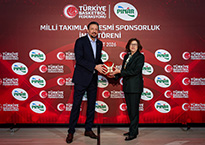 TBF Başkanı Hidayet Türkoğlu ile Pınar Süt Yönetim Kurulu Başkanı İdil Yiğitbaşı