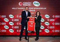 TBF Başkanı Hidayet Türkoğlu,  Pınar Süt Yönetim Kurulu Başkanı İdil Yiğitbaşı'na Milli Forma hediye etti.